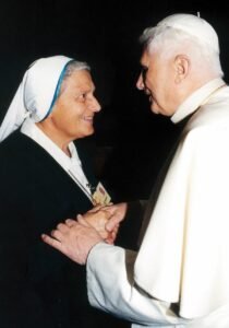  Madre Elvira CON PAPA BENEDETTO